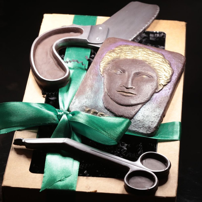 Инструменты из шоколада для врачей