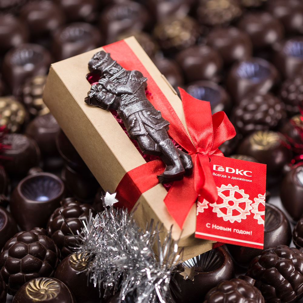 Шоколадный подарок на новый. Шоколад в подарок. Шоколадные фигурки. Шоколадные подарки. Шоколадные сувениры.